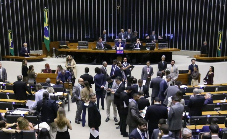 Discussão e votação de propostas legislativas.