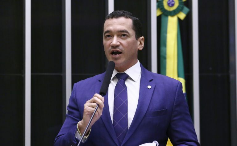 Deputado Alexandre Guimarães (MDB-TO) fala no Plenário da Câmara dos Deputados