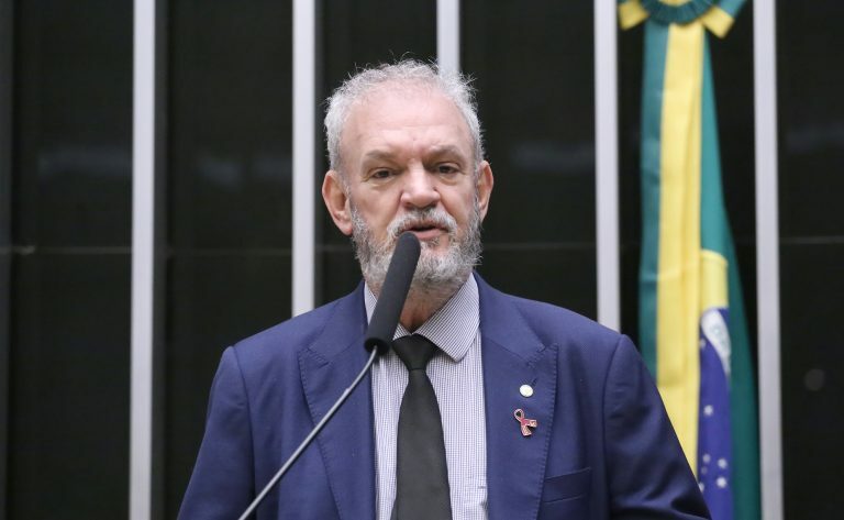 Deputado Geraldo Resende fala ao microfone