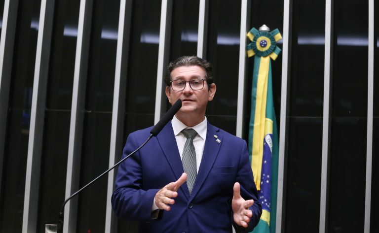 Deputado Rodrigo da Zaeli fala ao microfone