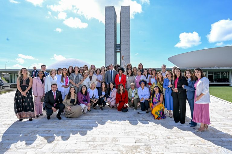 Bancada feminina na rampa do Congresso