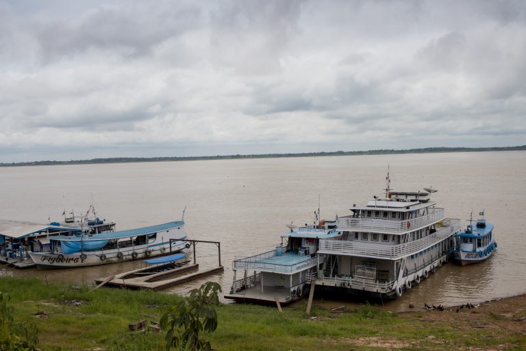 Barcos atracados ao longo do rio Amazonas