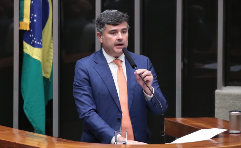 Deputado Eduardo da Fonte fala ao microfone