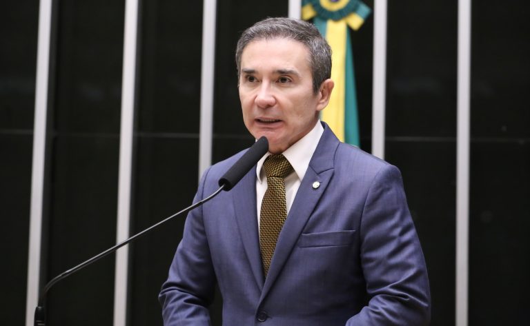 Deputado Duda Ramos fala ao microfone