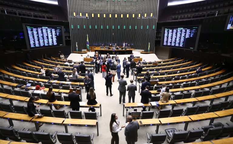 Discussão e votação de propostas legislativas.