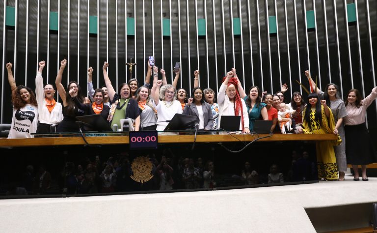 Discussão e votação de propostas legislativas.