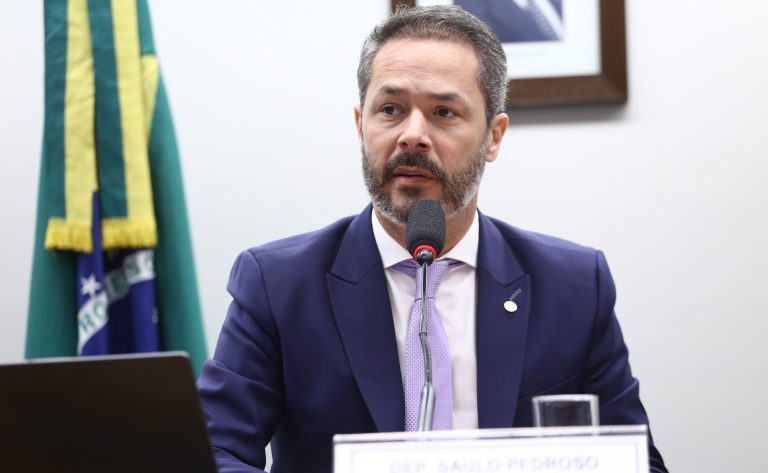 Deputado Saulo Pedroso fala ao microfone