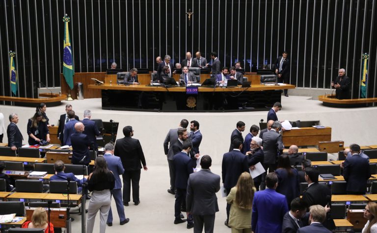 Deputados reunidos no plenário