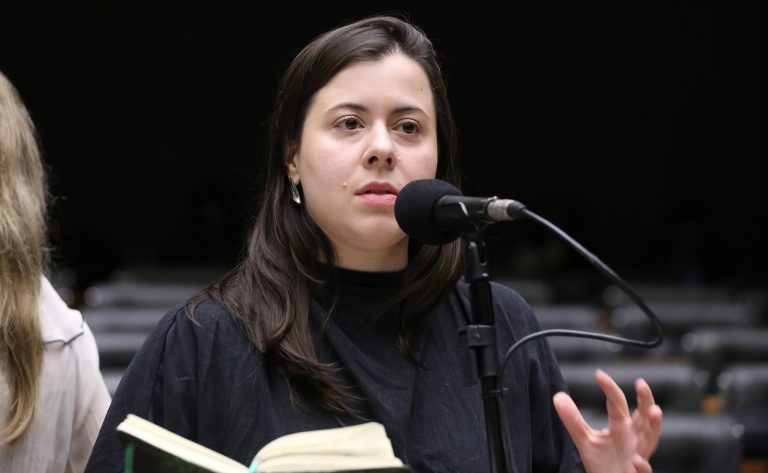 Deputada Sâmia Bomfim (Psol-SP) fala no Plenário da Câmara dos Deputados