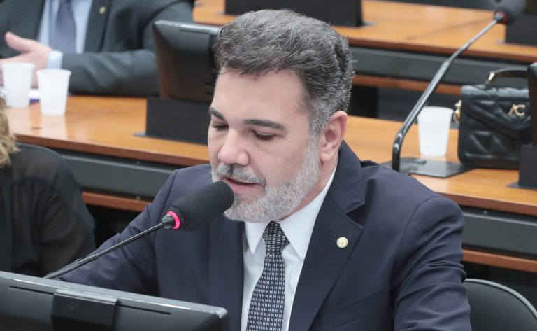 Comissão aprova punição para uso de IA em violência contra a mulher