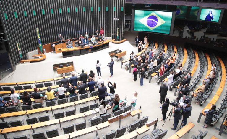 Homenagem ao Dia Nacional de Combate ao Abuso e à Exploração Sexual de Crianças e Adolescentes.