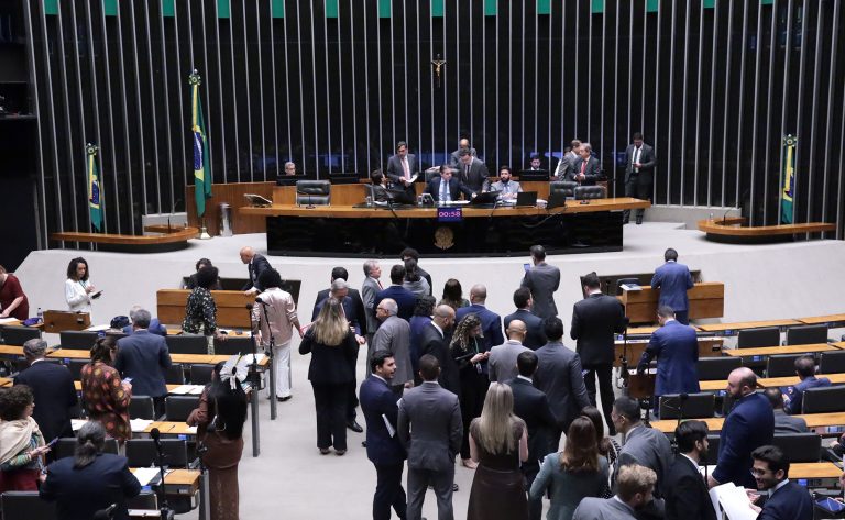 Discussão e votação de propostas legislativas.