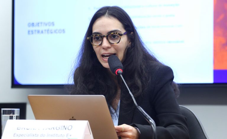Custo de vida e dependência dos Combustíveis Fósseis: Caminhos para reduzir a vulnerabilidade econômica. Especialista em Transição Energética e Minerais Críticos do Instituto E+, Bruna Targino.