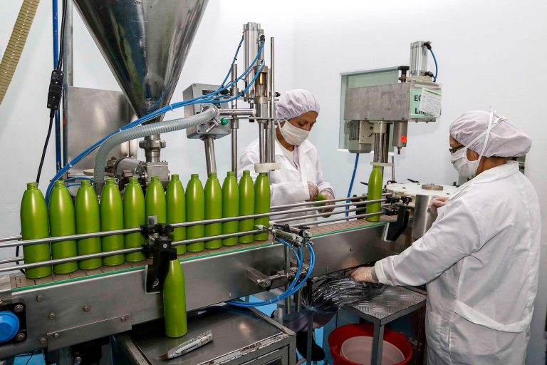 Economia - indústria e comércio - fabricação fábricas cosméticos laboratórios saúde