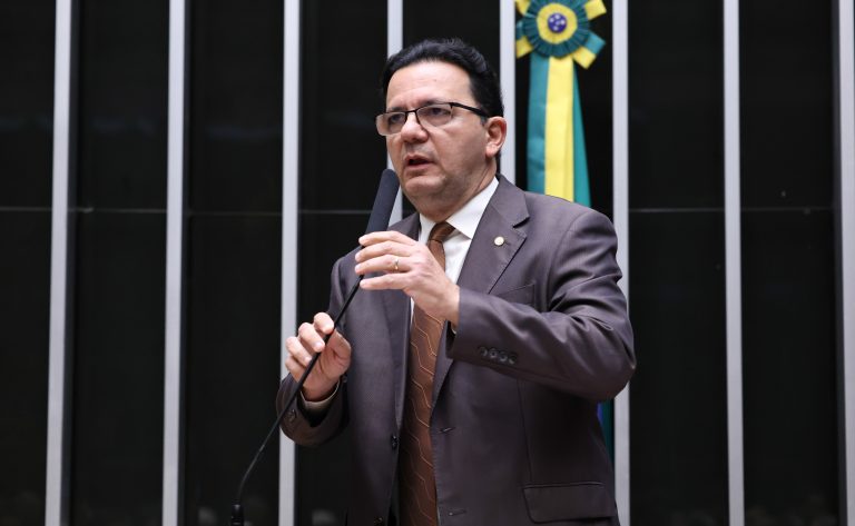Deputado Júnior Ferrari fala ao microfone
