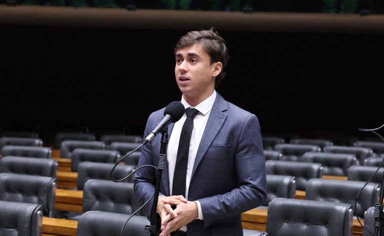 Deputado Nikolas Ferreira fala ao microfone