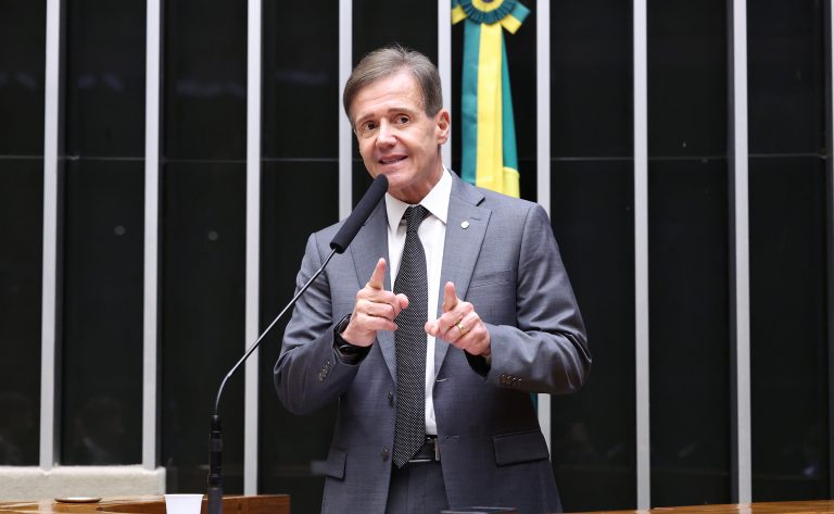 Deputado Aluisio Mendes fala ao microfone
