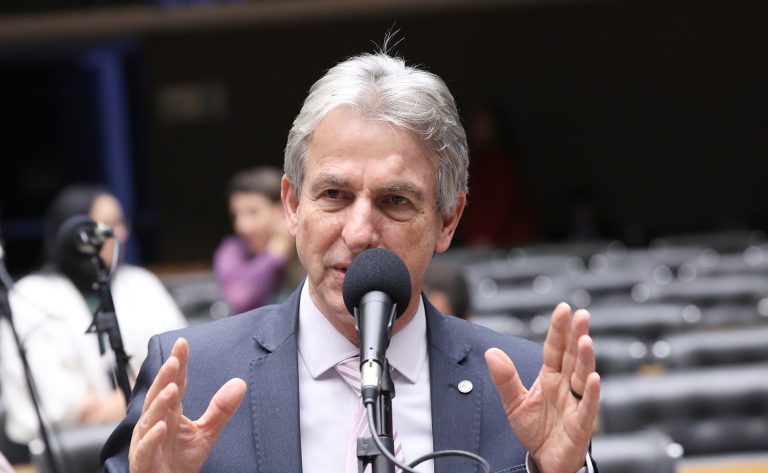 Deputado Tadeu Veneri fala ao microfone