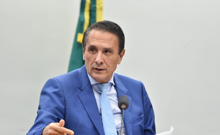 Deputado Carlos Henrique Gaguim fala ao microfone