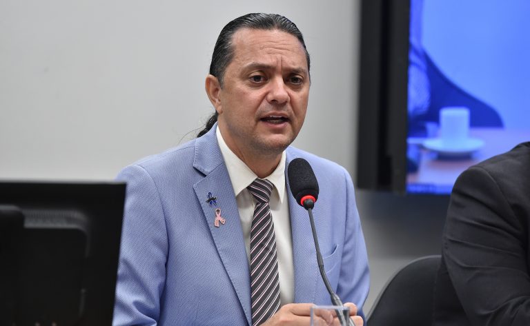 Deputado Weliton Prado fala ao microfone