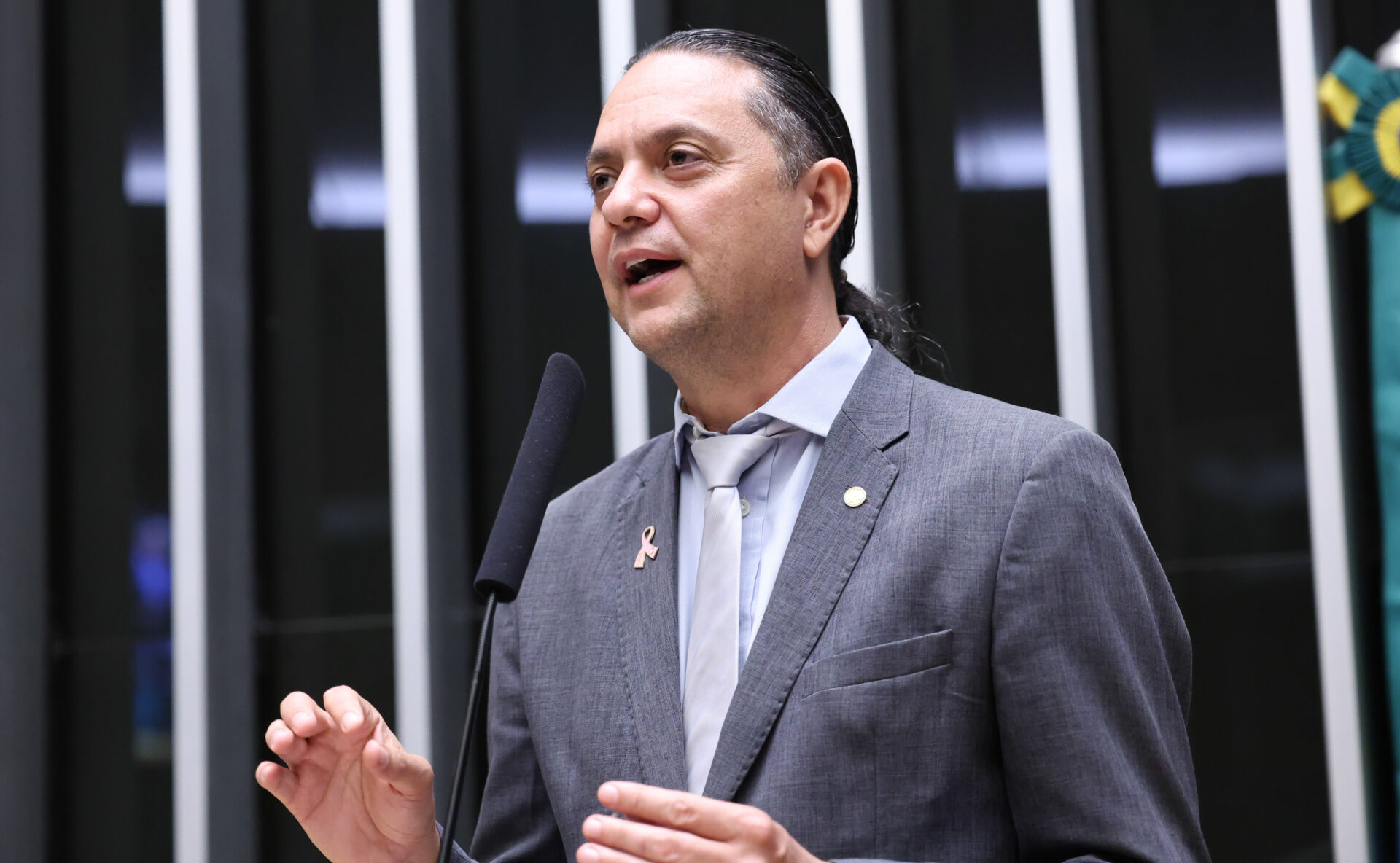 Discussão e Votação de propostas legislativas. Dep. Weliton Prado (PSD - MG) Deputado Weliton Prado (PSD-MG) fala no Plenário da Câmara dos Deputados